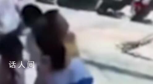 男孩遭同學(xué)緊勒脖拖行,警方:嬉鬧