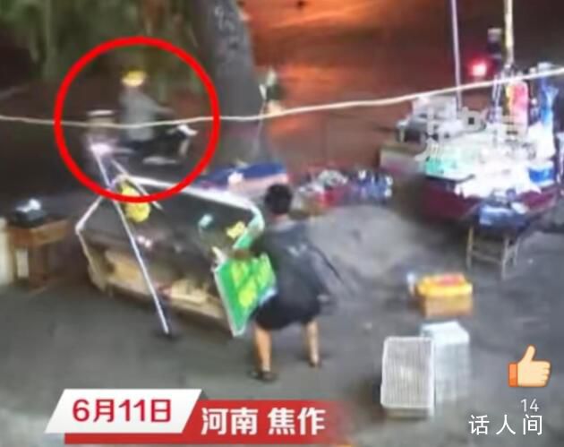 大樹被吹倒外賣小哥彎腰躲過 看著就后怕