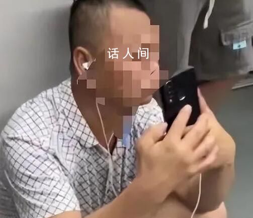 大叔手機(jī)里地鐵車(chē)廂照系過(guò)去拍攝 他搭地鐵很少搭他就拍地鐵人多