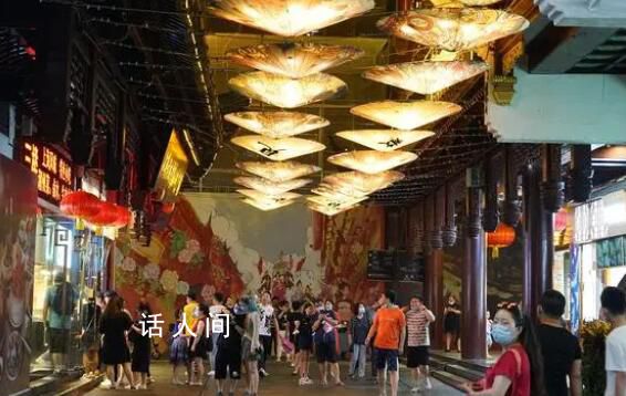 炎炎夏夜里升騰的煙火氣 引發了人們對夏日夜生活的向往