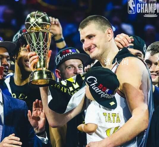 約基奇更衣室吹完香檳吹啤酒 不愧是250斤的五花肉