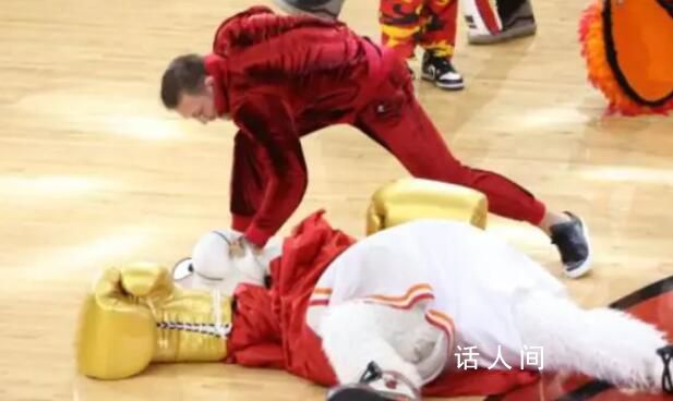 拳王現身NBA總決賽宣傳止痛藥 意外將邁阿密熱火隊吉祥物伯尼兩拳打暈