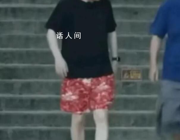 余華回應(yīng)海邊花褲衩穿搭 這大概是一種生活的氛圍感吧