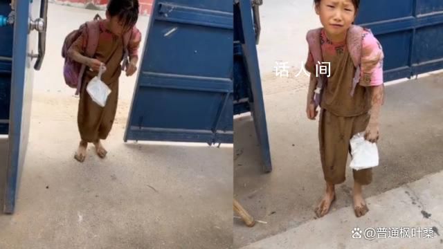 女孩抓蛙一身泥巴被媽媽逮到 一身泥巴毫無(wú)畏懼