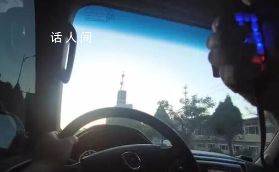 大學生腦出血交警咆哮式開道送醫 警車引導救護車一路疾馳