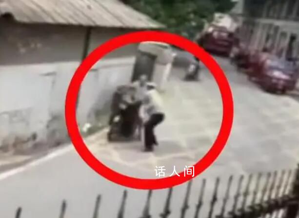 輔警將沖卡男子推下斜坡被辭退 已介入調(diào)查此事