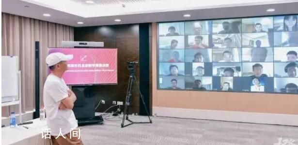 馬云現(xiàn)身杭州圍觀數(shù)學(xué)競(jìng)賽 大賽會(huì)不斷創(chuàng)新給熱愛數(shù)學(xué)的人們帶來(lái)新的樂趣