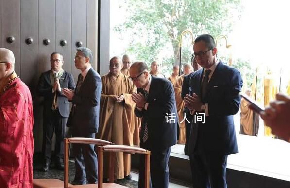 李嘉誠(chéng)現(xiàn)身禮佛獲圍觀 雙手合十模樣虔誠(chéng)