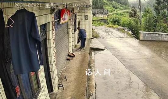 男子躲雨后將屋主曬的菜踢到雨中 讓老人十分生氣