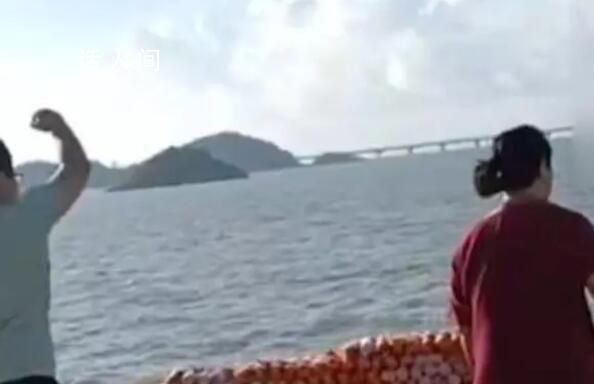 3人往海里扔100多個粽子 在網上引起了廣泛的討論和評判