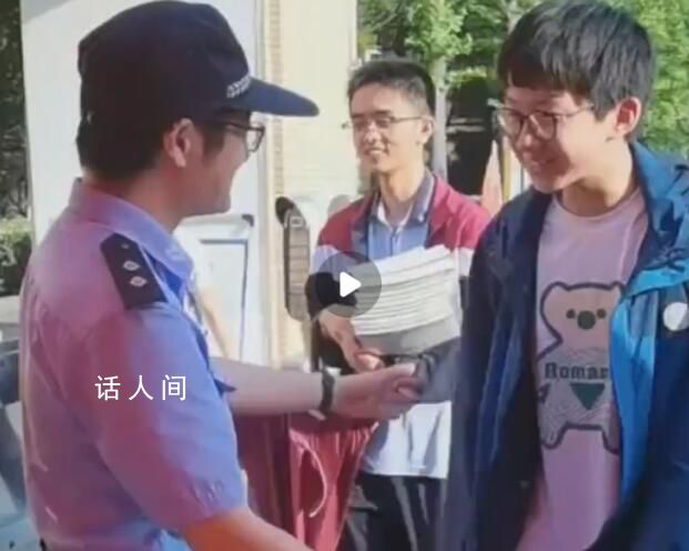 和輔警爸爸擁抱的他考了701分 準備報考北大物理專業(yè)