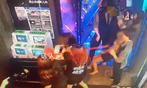 4女子酒吧遭3男子騷擾雙方大打出手 現(xiàn)場(chǎng)有多名顧客圍觀