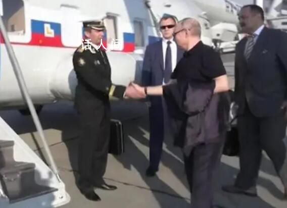 普京為拎“黑手提箱”軍官整理軍裝