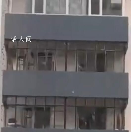 黑龍江特大冰雹砸碎幾乎整棟樓玻璃 地面停放的小汽車也遭受池魚之殃