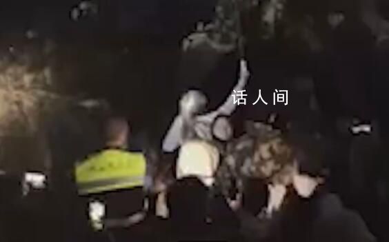 多名游客坐泰山拱北石觀景遭呵止 該行為比較危險不允許攀爬拱北石