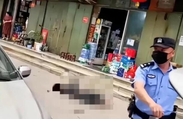 河南一男子持刀傷人后跳樓身亡 周圍有警方拉起的警戒線