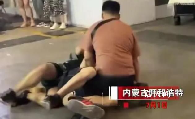 男子偷拍裙底被按倒 路人稱不至于