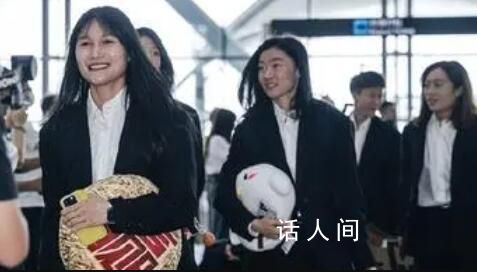 中國女足出征世界杯 機場內全員正裝
