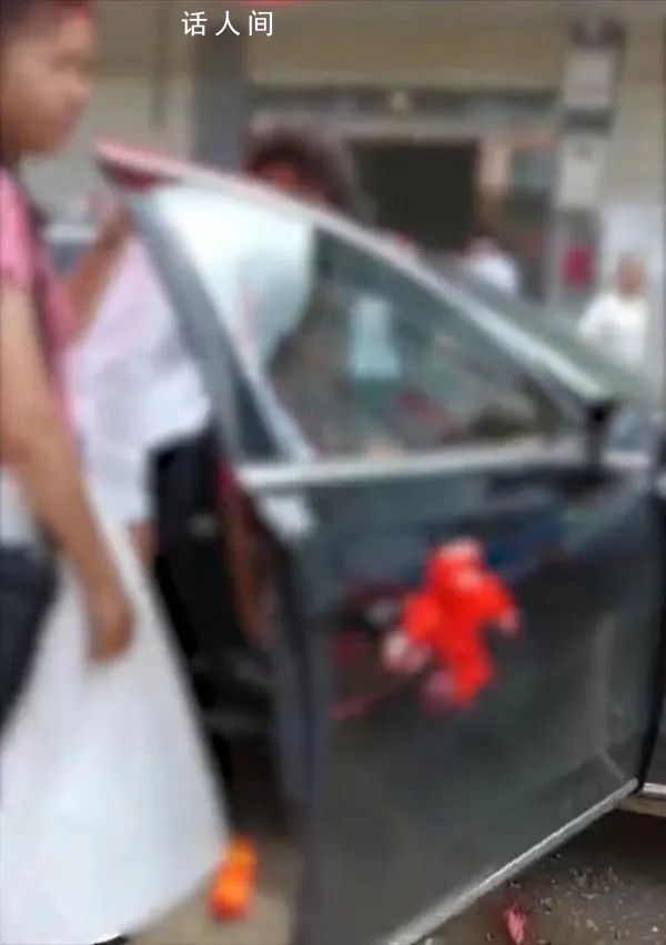 女子帶孩子去前夫婚禮索撫養費 引發熱議