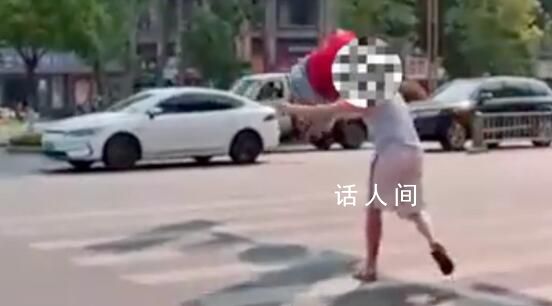 老人將剛滿月雙胞胎孫女扔街頭 路人報(bào)警后警方對(duì)其進(jìn)行了批評(píng)教育