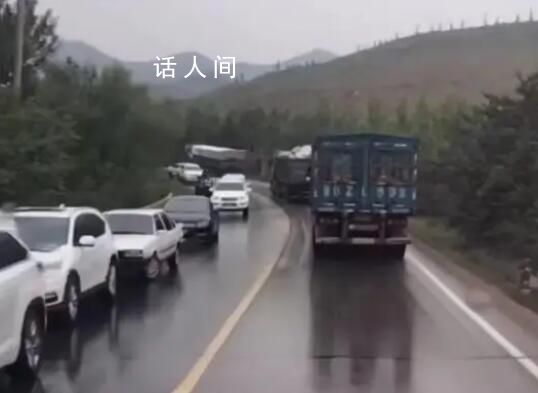 山西一中巴車(chē)側(cè)翻致4死6傷 目前6名傷者均已及時(shí)送至縣人民醫(yī)院進(jìn)行診治