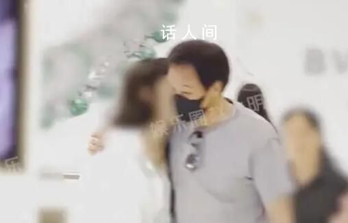 陳金飛帶美女買首飾 看上去十分開心