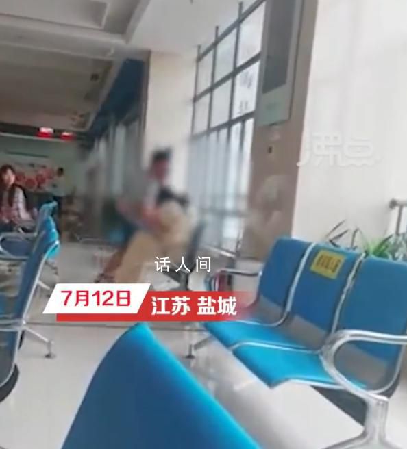 男子民政局大廳內(nèi)瘋狂毆打妻子 當(dāng)時(shí)大家都去勸阻了但男子根本不聽