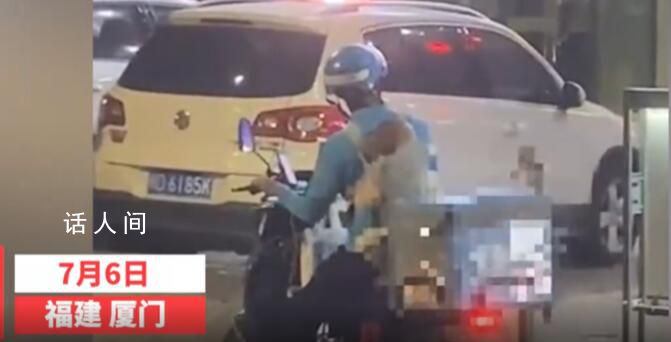 騎手捂住寶寶耳朵進KTV送餐 看到一外賣小哥背著嬰兒送餐很受觸動