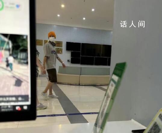 鹿晗現身醫院做康復治療 希望早日康復