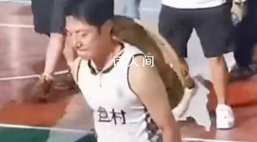 撒貝寧果然是央視顯眼包 非常快速的入鄉隨俗跳起了舞