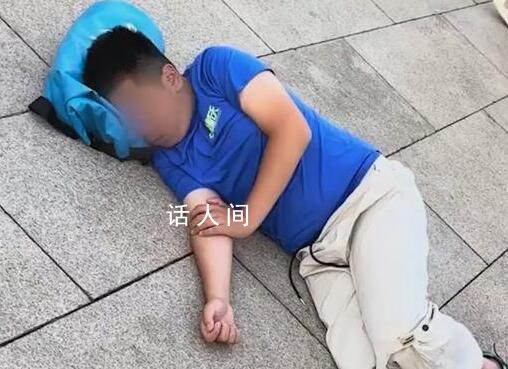 男子排隊等升旗倒地睡著 錯過升旗儀式