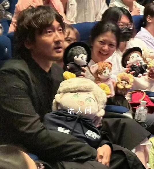 王傳君抱了好大一個棉花娃娃 引發了網友的熱議和關注