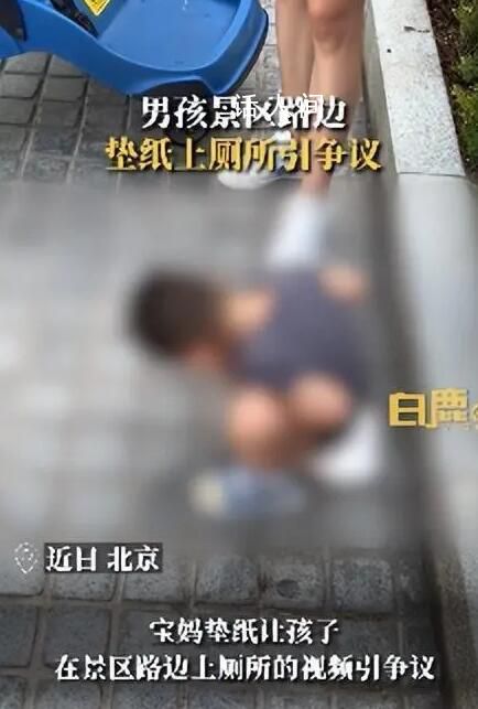 男孩在環球影城室外墊紙上廁所 引發爭議