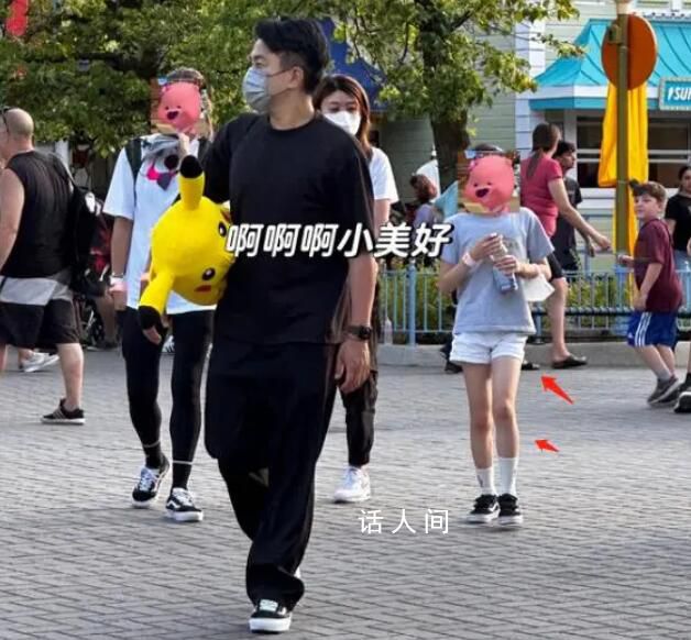 劉愷威帶小糯米逛游樂園 小糯米走路內(nèi)八