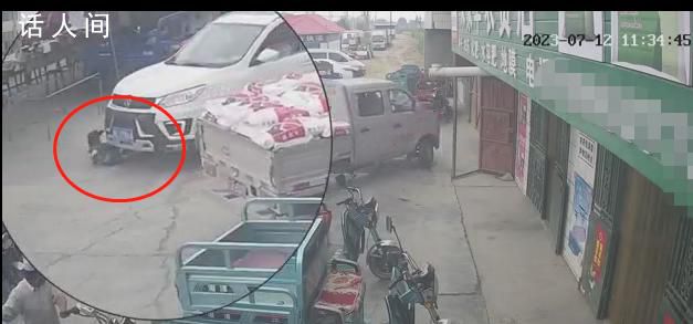 女孩蹲地玩耍遭suv撞倒碾壓 萬(wàn)幸的是只是背部挫傷并無(wú)大礙