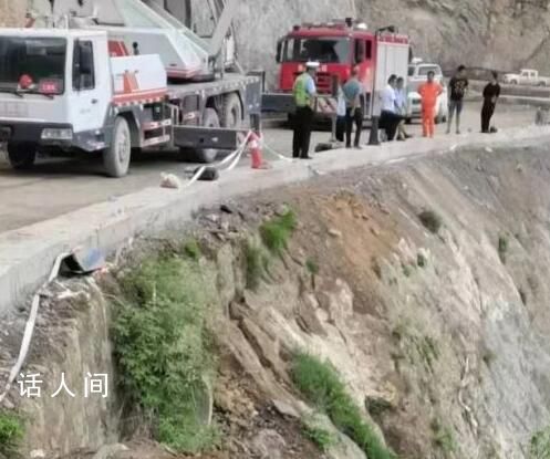 車(chē)輛墜江致5死 家屬質(zhì)疑路段無(wú)護(hù)欄