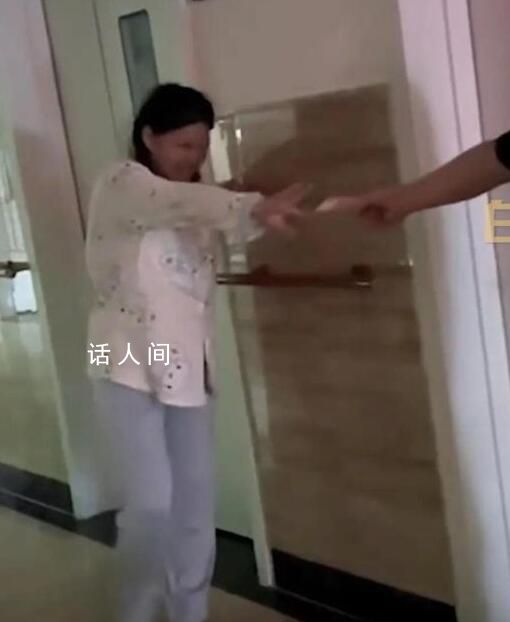 丈夫為鼓勵妻子恢復走1步發100 當時鍛煉了20分鐘左右