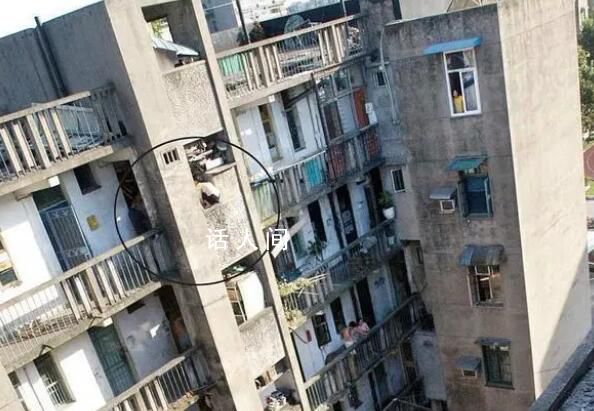 男孩在家燒書引起失火從18樓跳下 目前該事件還在調查中