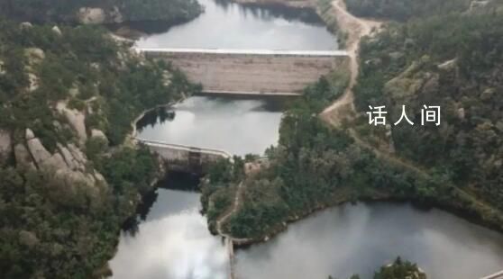 大爺大媽圍聚水庫“放生”礦泉水