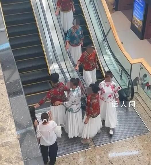 大媽霸占電梯拍視頻阻攔他人乘梯 此事商場方面暫時沒有接到反饋