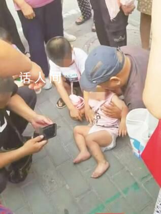 墜樓幼童父親跪地感謝公交司機 向他表達感謝之情