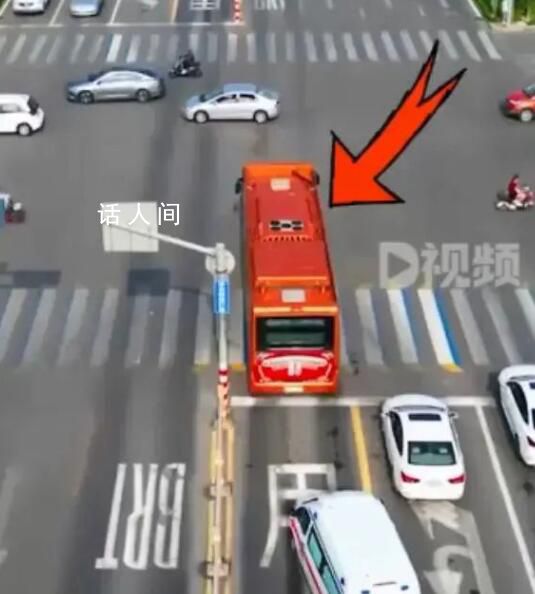 公交車闖紅燈10秒讓行救護(hù)車 目前正在接受進(jìn)一步救治
