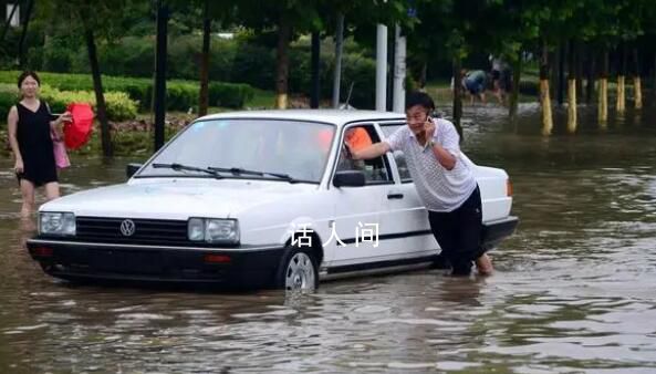 男子不顧勸阻涉水導致車輛熄火 城市多處道路出現(xiàn)了嚴重的積水情況