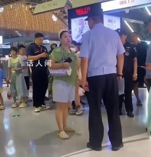 女子不配合執(zhí)法還襲警被制服 多次試圖推搡和踢踹警察