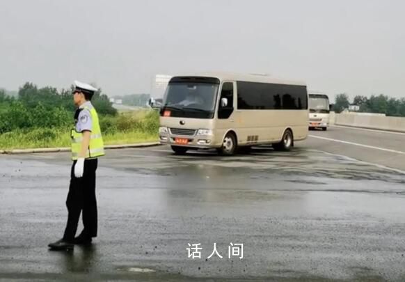 警方回應(yīng)市級觀摩團(tuán)乘無牌大巴上路 具體情況需匯報領(lǐng)導(dǎo)后回復(fù)