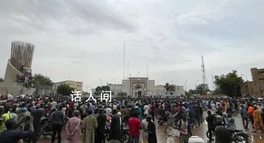 尼日爾軍方:總統(tǒng)已遭解職 全國宵禁