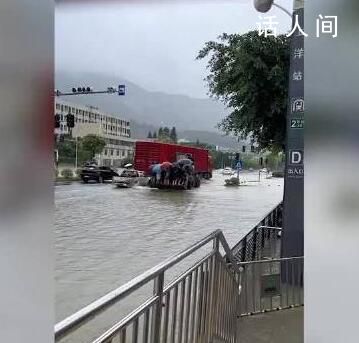 鏟車司機用車斗送市民過積水路面 為這份熱心點贊