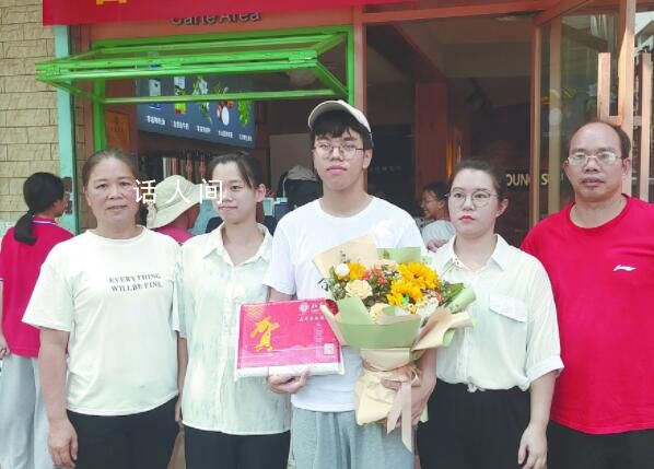 兒子考上北大 奶茶店主送2000杯奶茶