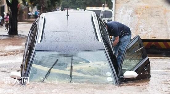 車輛被困水中如何逃生?自救過程還有哪些注意事項(xiàng)