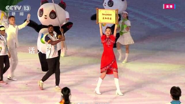 開幕式引導員的服裝叫小辣椒 突出成都火熱的城市個性